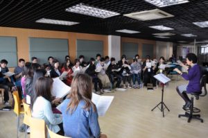 Saeko Hasegawa and the Asia Pacific Youth Choir during a rehearsal