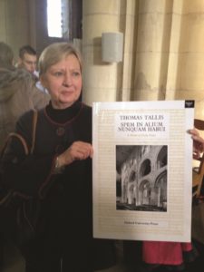 Mrs. Broadbent, wife of Peter, holding up the huge ‘Spem in Alium’ score - Virginie Meigné © Polyfollia 