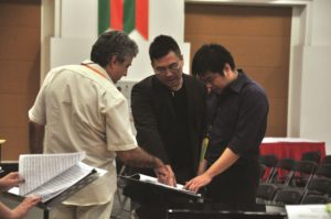 Maestro Gábor Hollerung working     with a Master Class participant