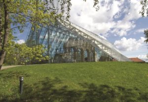    The Hedmark Museum is a medieval museum, where the glass structure covering the cathedral ruins is the main attraction ©Hedmark Museum 