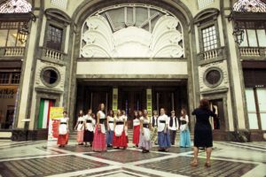 The Italian youth choir "Il Calicanto" performing in Galleria San Federico during the festival Cantare è giovane! - 02 July 2011 - Copyright FENIARCO 